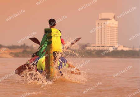 Ruderinnen beim traditionellen Bootsrennen auf dem Mekong River in Vientiane der Hauptstadt von Laos in Suedostasien.  