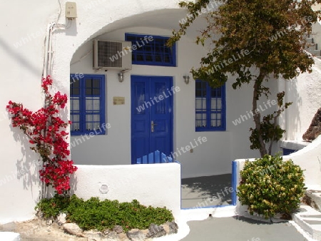 Blumen an einem Haus auf Santorin