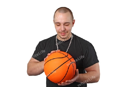 Junger Mann mit Basketball auf weissem Hintergrund