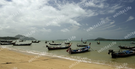 Ein Strand in Rawai Beach im sueden der Insel Phuket im sueden von Thailand in Suedostasien.