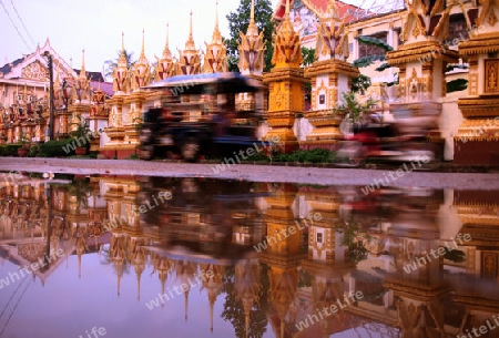 Der Tempel Wat Sainyaphum in der Stadt Savannahet in zentral Laos an der Grenze zu Thailand in Suedostasien.