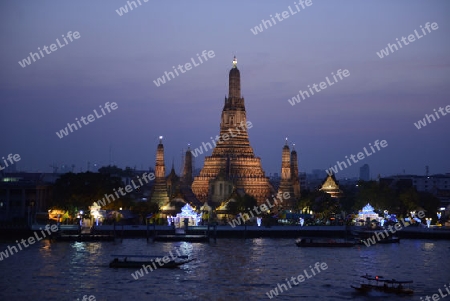 Die Tempelanlage des Wat Arun am Mae Nam Chao Phraya River in der Hauptstadt Bangkok von Thailand in Suedostasien.