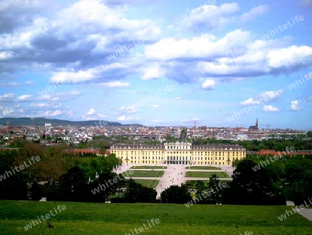 sch?nbrunn mit Wienpanorama