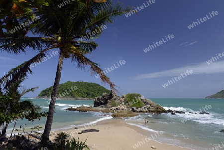 Ein Strand in Hat Nai Harn im sueden der Insel Phuket im sueden von Thailand in Suedostasien.