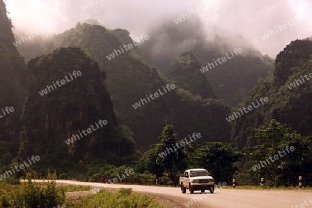 Die Huegellandschaft an der Landstrasse 12 zwischen der Stadt Tha Khaek und dem Dorf Mahaxai Mai in zentral Laos an der Grenze zu Thailand in Suedostasien.