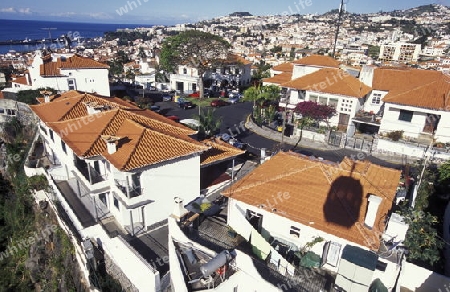 Eine Uebersicht auf die Hauptstadt Funchal auf der Insel Madeira im Atlantischen Ozean