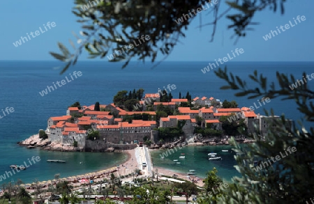 Die Hotelinsel Sveti Stefan am Mittelmeer in Montenegro im Balkan in Europa.