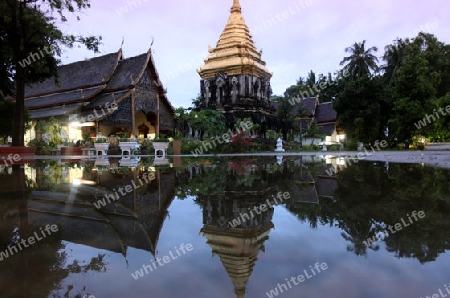 Abendstimmung im Wat Chiang Man in Chiang Mai in der Provinz Chiang Mai im Norden von Thailand in Suedostasien.