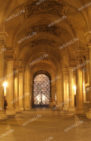 Paris - Gang in Louvre drurch die Nacht