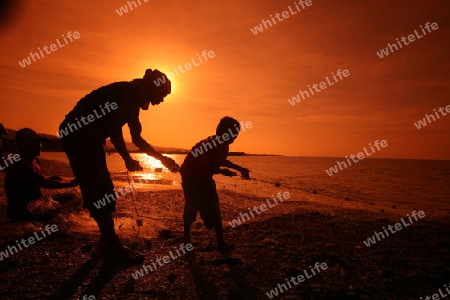 Fischer bei Sonnenunteregang am Stadtstrand von Dili der Hauptstadt von Ost Timor auf der in zwei getrennten Insel Timor in Asien. 