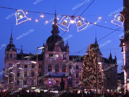 Rathaus mit Weihnachtsbeleuchtung