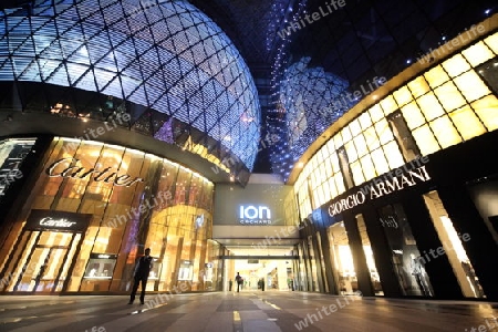 Asien, Suedostasien, Singapur, Orchard Road, ION, Einkaufszentrum, Shopping,  
Die Architektur des Einkaufszentrum ION an der Orchard Road  im Zentrum von Singapur in Suedost Asien.   