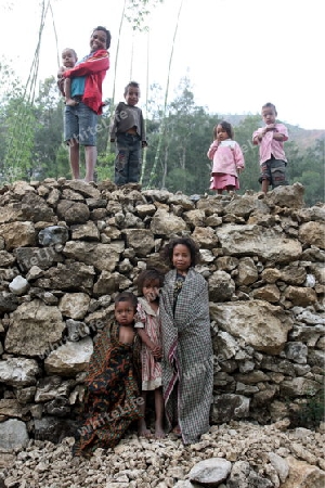 Zwei Maedchen in einem Bauerndorf beim Bergdorf Maubisse suedlich von Dili in Ost Timor auf der in zwei getrennten Insel Timor in Asien.