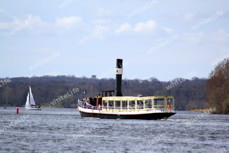 dampfer auf einem see