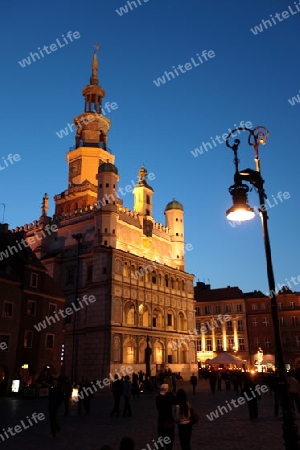 Der Rathausturm auf dem Stray Rynek Platz  in der Altstadt von Poznan im westen von Polen