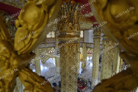 Der Grosse Tempel oder Chedi Phra Maha Chedi Chai Mongkhon auf einem Huegel bei Roi Et in der Provinz Roi Et nordwestlich von Ubon Ratchathani im nordosten von Thailand in Suedostasien.