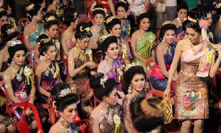 Eine Miss Kandidatin anlaesslich der Miss Wahl beim Bun Bang Fai oder Rocket Festival in Yasothon im Isan im Nordosten von Thailand. 