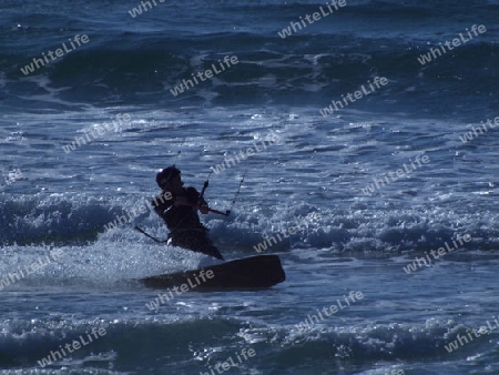 Kiter in glitzerndem Meer