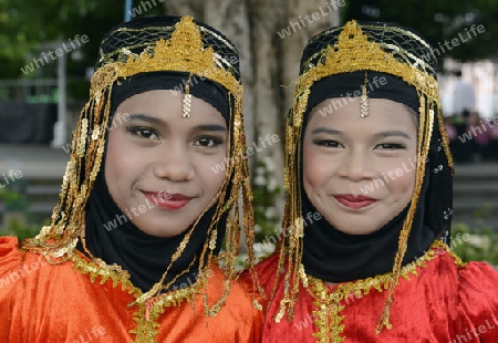 Kinder bei einem traditionellen Konzert im Santichaiprakan Park am Mae Nam Chao Phraya in der Hauptstadt Bangkok von Thailand in Suedostasien.