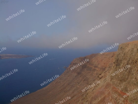 Lanzarote,Lava-Berge und Meer