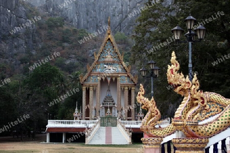 Ein Tempel in der Felsen Landschaft des Khao Sam Roi Yot Nationalpark am Golf von Thailand im Suedwesten von Thailand in Suedostasien.