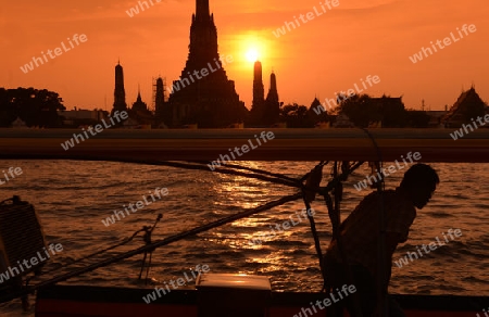 Die Tempelanlage des Wat Arun am Mae Nam Chao Phraya River in der Hauptstadt Bangkok von Thailand in Suedostasien.