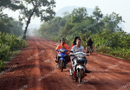 Die Landstrasse 12 beim Dorf Mahaxai Mai von Tham Pa Fa unweit der Stadt Tha Khaek in zentral Laos an der Grenze zu Thailand in Suedostasien.