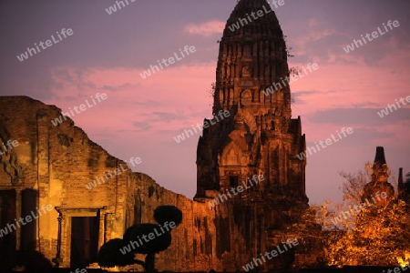 Der Wat Ratburana Tempel in der Tempelstadt Ayutthaya noerdlich von Bangkok in Thailand. 