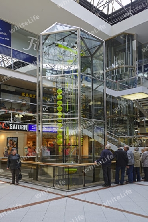 Haupthalle des Einkaufskomplex Europa-Center mit Wasseruhr, Mengenlehreuhr, Berlin, Deutschland , Europa