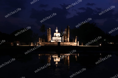 Eine Buddha Figur  im Wat Mahathat Tempel in der Tempelanlage von Alt-Sukhothai in der Provinz Sukhothai im Norden von Thailand in Suedostasien.