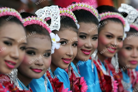 Eine traditionelle Tanz Gruppe zeigt sich an der Festparade beim Bun Bang Fai oder Rocket Festival in Yasothon im Isan im Nordosten von Thailand. 