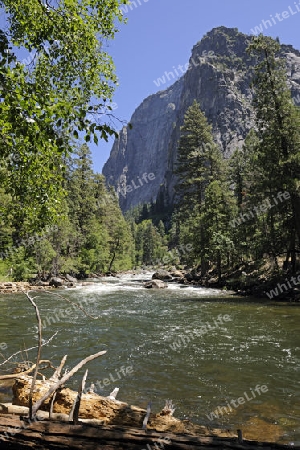 typische Landschaftsform mit  Merced River im Yosemite Nationalpark, Kalifornien, USA