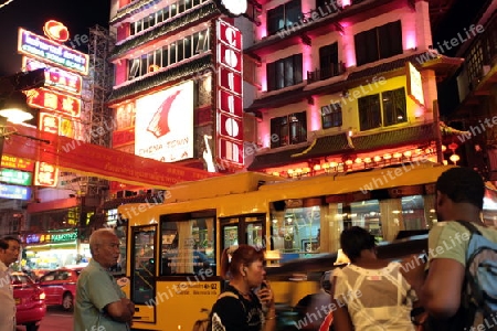 Die Charoen Krung Strasse im China Town von Bangkok der Hauptstadt von Thailand in Suedostasien.