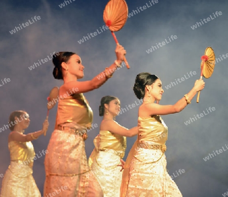 Taenzerinnen bei einem traditionellen Tanz im Santichaiprakan Park am Mae Nam Chao Phraya in der Hauptstadt Bangkok von Thailand in Suedostasien.