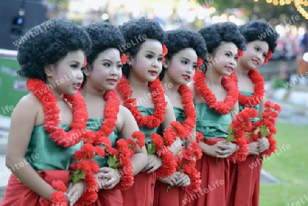 Taenzerinnen bei einem traditionellen Tanz im Santichaiprakan Park am Mae Nam Chao Phraya in der Hauptstadt Bangkok von Thailand in Suedostasien.