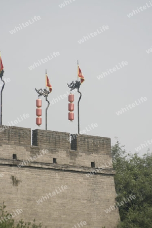 Altstadt von Xian, Blick auf die Stadtmauer - Lampions und Fahne