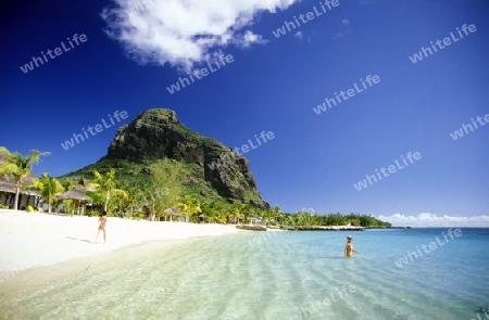 Ein Sandstrand an der Westkueste von Mauritius im Indischen Ozean. 