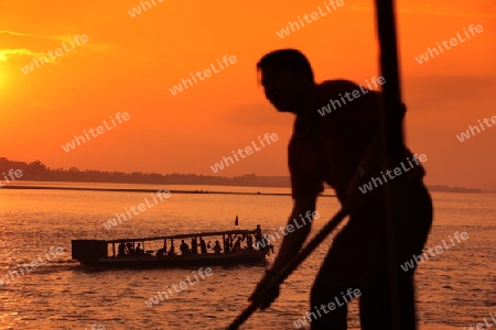 Der Mekong River in Vientiane der Hauptstadt von Laos in Suedostasien. 