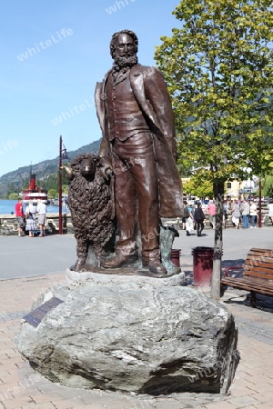 Statue in Queenstown