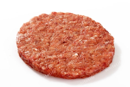 Roher Hamburger auf hellem Hintergrund