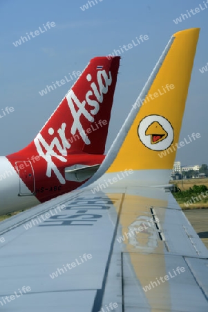 Flugzeuge der Air Asia und Nok Air sthen auf dem Flughafen Don Muang in der Hauptstadt Bangkok von Thailand in Suedostasien.