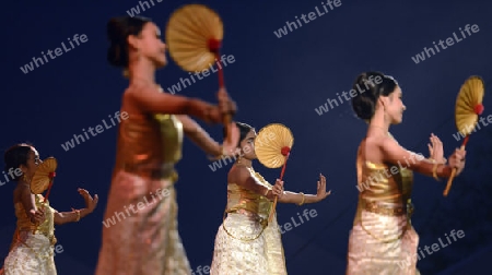 Taenzerinnen bei einem traditionellen Tanz im Santichaiprakan Park am Mae Nam Chao Phraya in der Hauptstadt Bangkok von Thailand in Suedostasien.