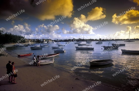 Ein Sandstrand an der Westkueste von Mauritius im Indischen Ozean. 