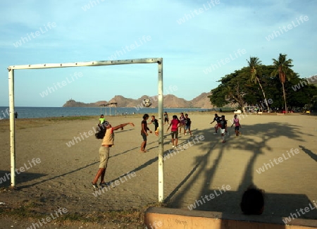 Der Fussballplatz am Stadtstrand von Dili der Hauptstadt von Ost Timor auf der in zwei getrennten Insel Timor in Asien.