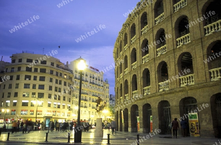 Die Aussenfasade des Stierkampfstadion mit dem Plaza de Toros in der Innenstadt von Valencia in der Abenddaemmerung