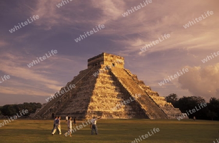 Die Pyramide der Maya Ruine von Chichen Itza im Staat Yucatan auf der Halbinsel Yuctan im sueden von Mexiko in Mittelamerika.   