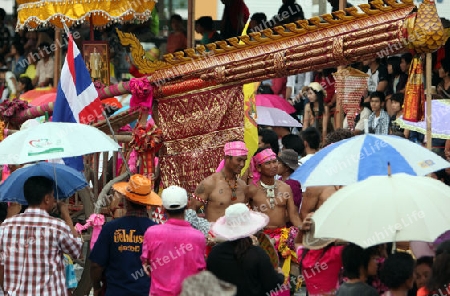 Eine Grosse Rakete auf dem geschmueckten Raketenwagen an der Festparade beim Bun Bang Fai oder Rocket Festival in Yasothon im Isan im Nordosten von Thailand. 