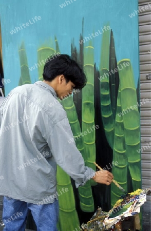 Ein Kunstmaler beim koperen einer Bildvorlage im Stadtteil Cholon in Saigon im sueden von Vietnam in Suedost Asien.