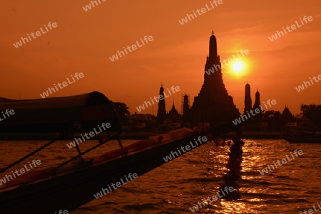 Die Tempelanlage des Wat Arun am Mae Nam Chao Phraya River in der Hauptstadt Bangkok von Thailand in Suedostasien.