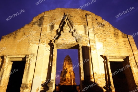 Der Wat Ratburana Tempel in der Tempelstadt Ayutthaya noerdlich von Bangkok in Thailand.